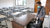 Petugas menata kursi ruangan kelas Sekolah Rakyat untuk jenjang SMA di Sentra Terpadu Pangudi Luhur (STPL), Bekasi, Jawa Barat, Sabtu (8/3/2025).