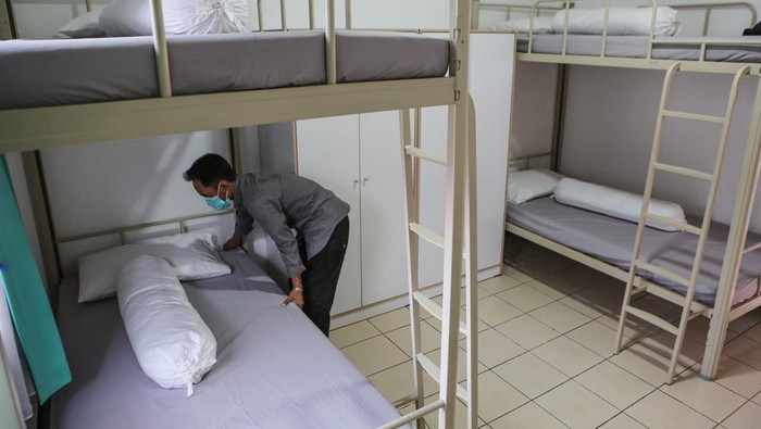 Petugas menata papan tulis ruangan kelas Sekolah Rakyat untuk jenjang SMA di Sentra Terpadu Pangudi Luhur (STPL), Bekasi, Jawa Barat, Sabtu (8/3/2025). Menteri Sosial Saifullah Yusuf mengatakan sekitar 40 Sekolah Rakyat di berbagai daerah rencananya akan memulai kegiatan pada tahun ajaran 2025/2026 dari jenjang SD, SMP, dan SMA yang diperuntukkan bagi anak-anak dari keluarga miskin dan miskin ekstrim sebagai upaya memberikan fasilitas pendidikan yang layak. ANTARA FOTO/Asprilla Dwi Adha/aww.