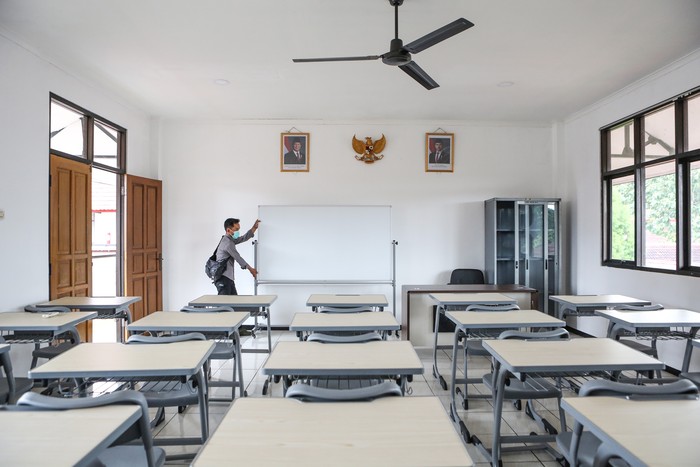 Petugas menata papan tulis ruangan kelas Sekolah Rakyat untuk jenjang SMA di Sentra Terpadu Pangudi Luhur (STPL), Bekasi, Jawa Barat, Sabtu (8/3/2025). Menteri Sosial Saifullah Yusuf mengatakan sekitar 40 Sekolah Rakyat di berbagai daerah rencananya akan memulai kegiatan pada tahun ajaran 2025/2026 dari jenjang SD, SMP, dan SMA yang diperuntukkan bagi anak-anak dari keluarga miskin dan miskin ekstrim sebagai upaya memberikan fasilitas pendidikan yang layak. ANTARA FOTO/Asprilla Dwi Adha/aww.