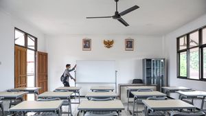Video: Sekolah Rakyat, Apakah Mengucilkan Siswa Miskin?