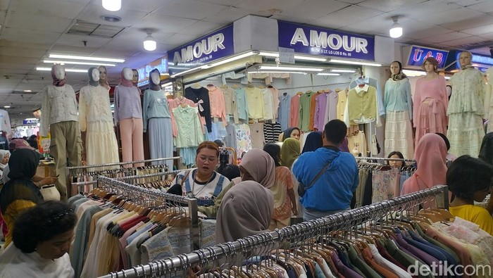 Memasuki waktu sepekan berpuasa, para pedagang pusat grosir Tanah Abang belum melihat keramaian yang signifikan. Mereka menunggu gebrakan pembeli. (Maulani M/detikcom)