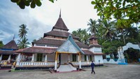 Warga berjalan di halaman cagar budaya Masjid Raya Ampek Lingkuang, di Lubuk Alung, Padang Pariaman, Sumatera Barat, Sabtu (8/3/2025).