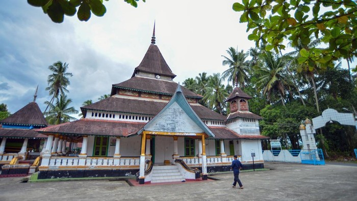 Mengunjungi Cagar Budaya Masjid Raya Ampek Lingkuang Padang Warga berjalan di halaman cagar budaya Masjid Raya Ampek Lingkuang, di Lubuk Alung, Padang Pariaman, Sumatera Barat, Sabtu (8/3/2025). Masjid iberatap limas ala masjid kuno Minangkabau yang dibangun pada tahun 1867 itu dinamakan Ampek Lingkuang karena terdapat empat kaum yang terlibat dalam pembangunannya, yakni kaum Balah Hilia, Singguliang, Sungai Abang, dan Koto Buruak. ANTARA FOTO/Iggoy el Fitra/rwa.