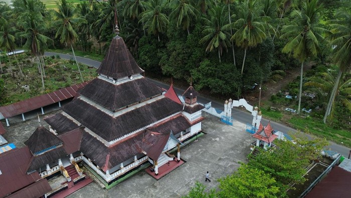 Mengunjungi Cagar Budaya Masjid Raya Ampek Lingkuang Padang Warga berjalan di halaman cagar budaya Masjid Raya Ampek Lingkuang, di Lubuk Alung, Padang Pariaman, Sumatera Barat, Sabtu (8/3/2025). Masjid iberatap limas ala masjid kuno Minangkabau yang dibangun pada tahun 1867 itu dinamakan Ampek Lingkuang karena terdapat empat kaum yang terlibat dalam pembangunannya, yakni kaum Balah Hilia, Singguliang, Sungai Abang, dan Koto Buruak. ANTARA FOTO/Iggoy el Fitra/rwa.