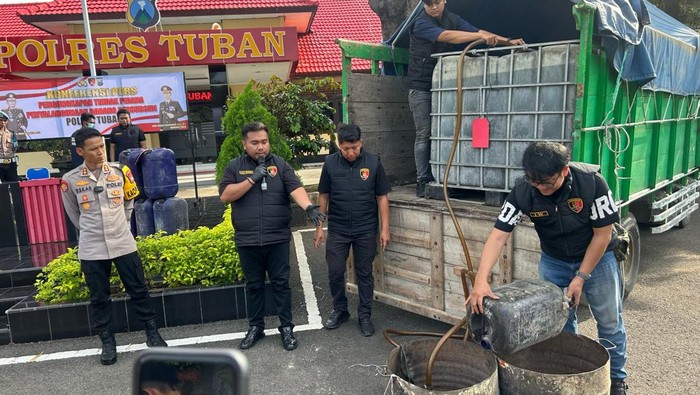 Mulyono Diringkus gegara Timbun 3.500 Liter Solar Subsidi di Tuban