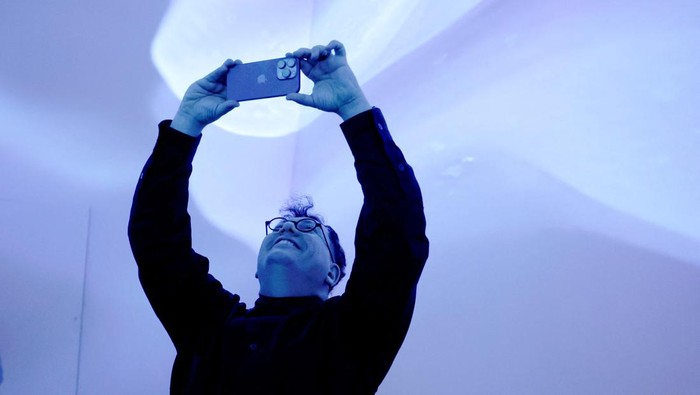 Visitors observe Living Architecture: Gehry, by Turkish-American media artist Refik Anadol, an audiovisual installation that reimagines Frank Gehry’s architectural legacy through artificial intelligence (AI) and generative art, at the Guggenheim Museum in Bilbao, Spain, March 6, 2025. REUTERS/Vincent West