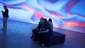 Di dalam galeri, hampir 50 proyektor menampilkan karya seni pada resolusi tinggi 20.000 piksel, memamerkan 25 juta gambar yang dikumpulkan secara etis dari alam dan karya Gehry, kata Anadol. 