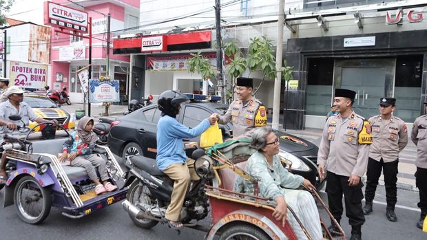 ngabuburit dan bagi takjil pengguna jalan di lamongan