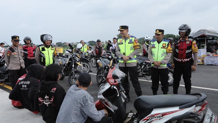 ngabuburit dan bagi takjil pengguna jalan di lamongan