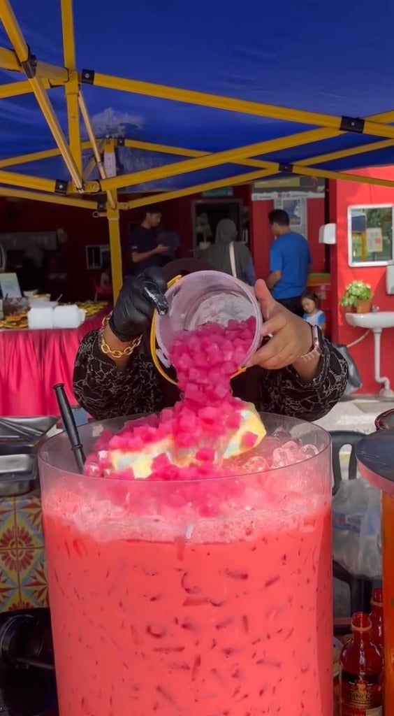 Ngeri! Penjual Es Sirup Ini Pakai 10 Kaleng Susu Kental Manis
