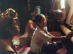 Kisah Men Badung, Dalang Perempuan Pertama Bali yang Melegenda