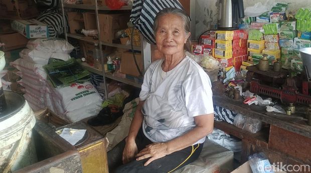 Ni Wayan Nodri atau Men Badung, dalang perempuan pertama di Bali.