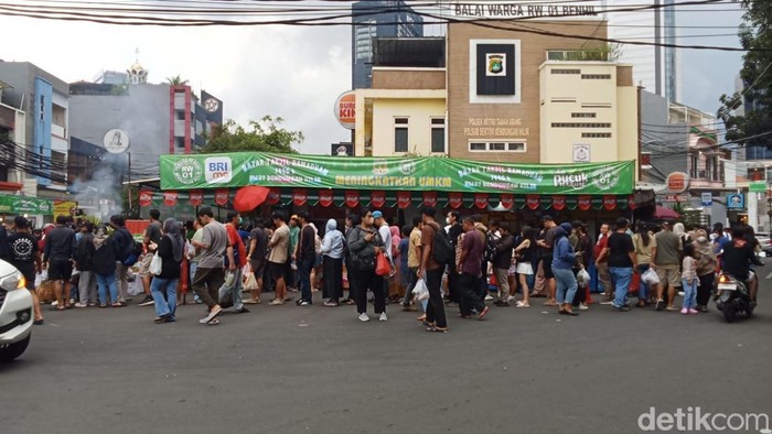 Pasar takjik Benhil ramai didatangi setiap Ramadan. Warga mengatakan meski harga takjil relatif mahal, mereka cukup puas. (Maulani M/detikcom)