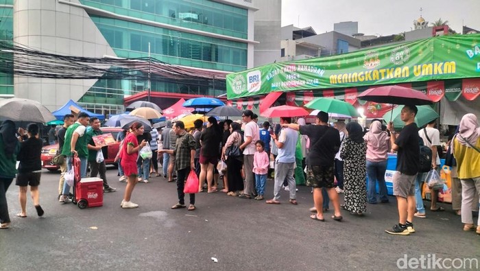 Pasar takjil di Bendungan Hilir (Benhil), Jakpus selalu ramai jelang buka puasa. Begini suasana war takjil viral. (Maulani/detikcom)