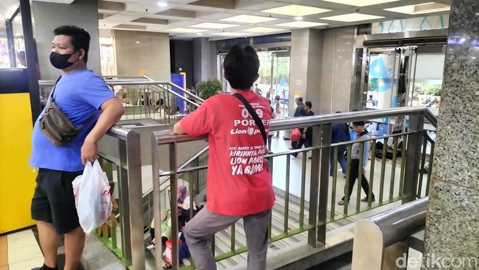 Pasar Tanah Abang di Jakpus ramai didatangi pembeli. Meski begitu, porter-porter mengaku order dari pengunjung Pasar Tanah Abang masih sedikit. (Maulani M/detikcom)