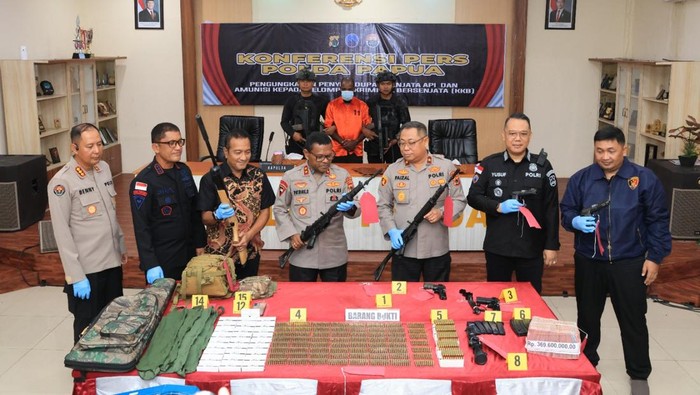 Satgas Damai Cartenz 2025 menangkap pecatan TNI berinisial YE (29) gegara hendak menyelundupkan senjata api dan amunisi ke kelompok kriminal bersenjata (KKB) di Puncak Jaya, Papua Pegunungan.