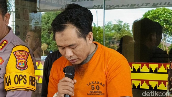 Pedagang sepatu di Lampung jual pipa rokok gading gajah