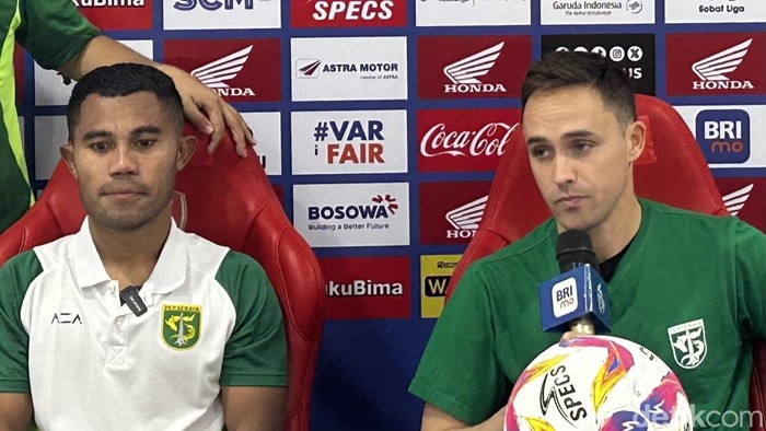 Pelatih Persebaya Paul Munster (kanan) saat sesi konferensi pers usai pertandingan kontra PSM.