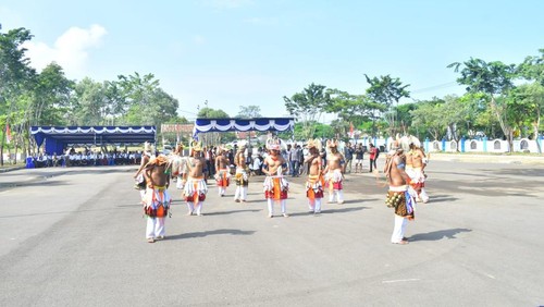 Pemain caci meriahkan HUT ke-22 Kabupaten Manggarai Barat di Labuan Bajo, Selasa (4/3/2025) (Dok. Kominfo Manggarai Barat)