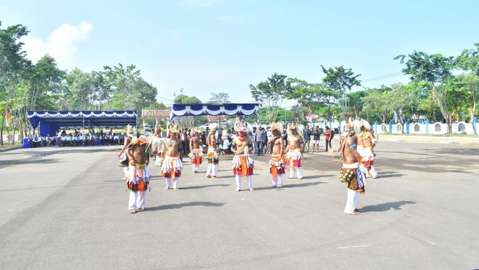 Pemain caci meriahkan HUT ke-22 Kabupaten Manggarai Barat di Labuan Bajo, Selasa (4/3/2025) (Dok. Kominfo Manggarai Barat)