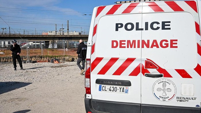 Penampakan Bom Perang Dunia II yang Bikin Kereta Api Paris Gangguan An unexploded bomb dating back to World War Two discovered near train tracks, lies on the ground, in Saint-Denis, France March 7, 2025. X account