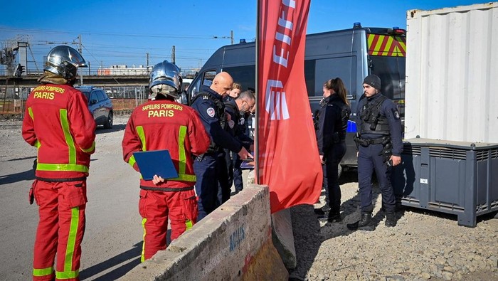 Penampakan Bom Perang Dunia II yang Bikin Kereta Api Paris Gangguan An unexploded bomb dating back to World War Two discovered near train tracks, lies on the ground, in Saint-Denis, France March 7, 2025. X account