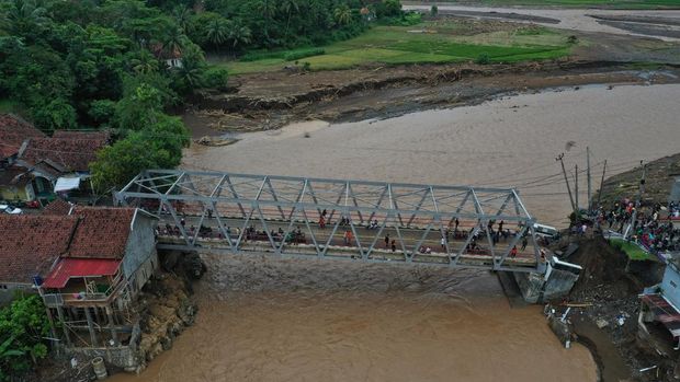 Foto udara Jembatan Cidadap yang amblas akibat terjangan banjir bandang di Kampung Bojongkopo, Kecamatan Simpenan, Sukabumi, Jawa Barat, Jumat (7/3/2025). Amblasnya jembatan tersebut menyebabkan akses dari Palabuhanratu dan Kiara Dua terputus. ANTARA FOTO/Akbar Nugroho Gumay/rwa.