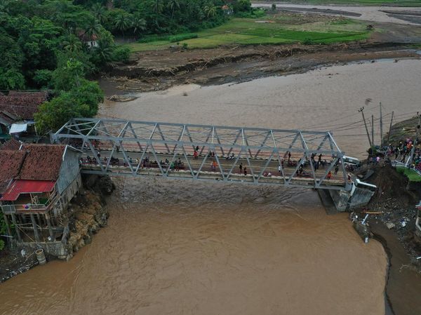 Penampakan Jembatan Amblas Akibat Banjir Bandang di Sukabumi