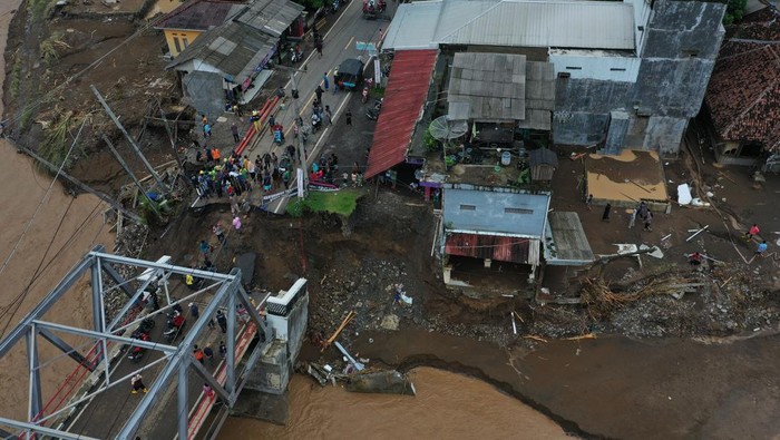 Foto udara Jembatan Cidadap yang amblas akibat terjangan banjir bandang di Kampung Bojongkopo, Kecamatan Simpenan, Sukabumi, Jawa Barat, Jumat (7/3/2025). Amblasnya jembatan tersebut menyebabkan akses dari Palabuhanratu dan Kiara Dua terputus. ANTARA FOTO/Akbar Nugroho Gumay/rwa.