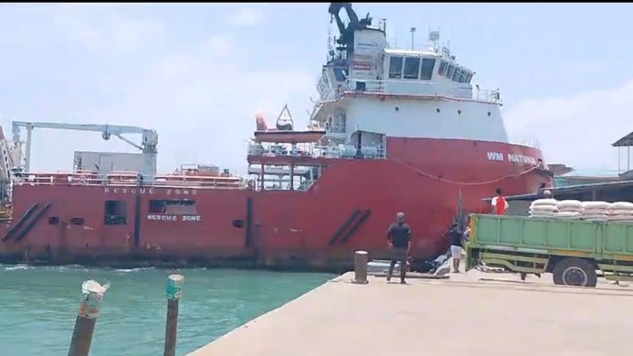 Penampakan kapal tangker yang tabrak rumah warga dan pos polisi di Batam (Foto: Istimewa)