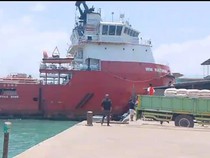 Kapal Tanker Tabrak Pos Polisi-Rumah Warga di Batam