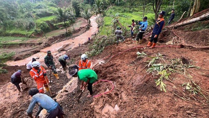 Pencarian korban longsor di Sukabumi.