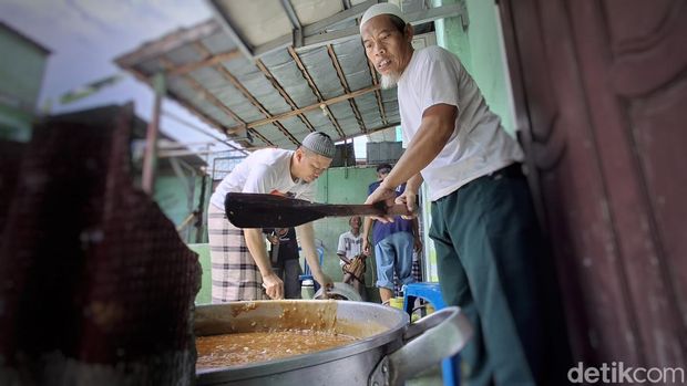 Pengurus Masjid Suro saat memasak bubur suro yang akan dibagikan kepada masyarakat
