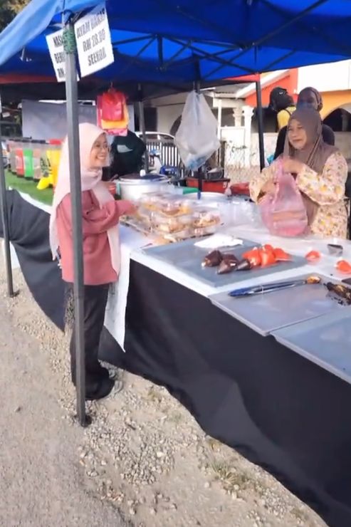 penjual ayam panggang unik pakai pemanggang mirip kincir ria