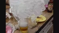 Kesal dengan pelanggan yang banyak meminta, pemilik kedai sajikan minuman dengan tak biasa. Permintaan es batu yang lebih banyak justru membuat pelanggan tak bisa minum. Foto: Instagram/Istimewa