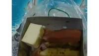 Minta martabak dengan topping keju dipisah, netizen ini justru dibuat terkejut. Di dalam kotak makannya ada satu blok keju utuh dari penjualnya. Foto: Instagram/Istimewa