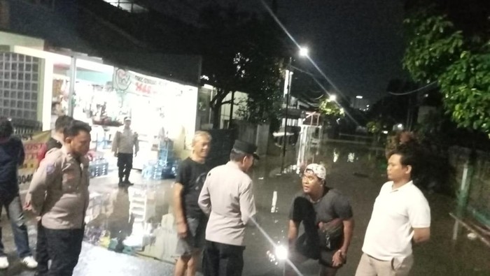 Permukiman warga di Ciputat, Tangerang Selatan terendam banjir akibat luapan Kali Pesanggrahan, pada Sabtu (8/3/2025) malam.