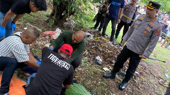 Polisi melakukan olah TKP penemuan jenazah pria yang tewas karena dibacok di Kupang, Sabtu (8/3/2025).