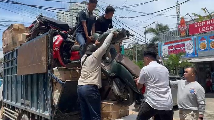 Polisi membongkar truk bermuatan 13 unit motor diduga hasil curian di Jakarta Barat