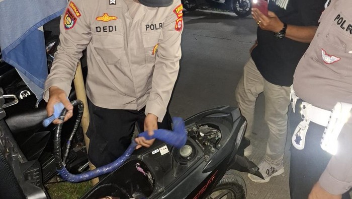 Polisi mengamankan 17 remaja di Kibin, Kabupaten Serang untuk didata. Para remaja itu ketahuan hendak perang sarung dan balap liar pada dini hari tadi.