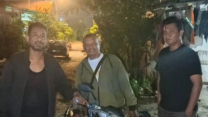 Polisi saat menangkap pelaku pemukulan sopir di Kecamatan Maulafa, Kota Kupang, NTT.