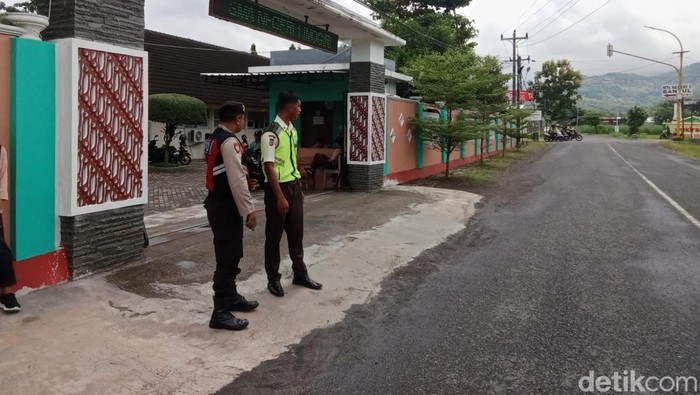Polisi saat mendatangi lokasi penjambretan di depan salah satu SMA di Manggung, Wukirsari, Imogiri, Bantul. Foto diunggah Sabtu (8/3/2025).