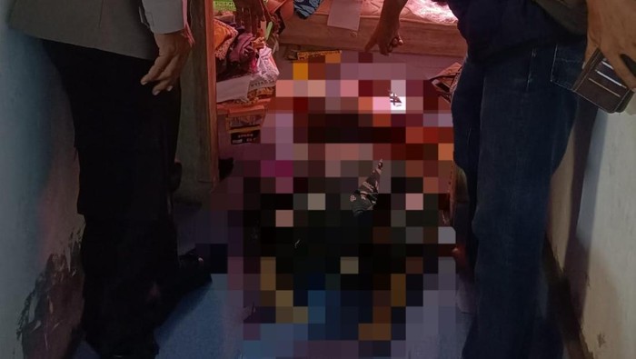 Polisi saat mendatangi TKP dan melakukan evakuasi jenazah lansia di OKI yang diduga korban pembunuhan