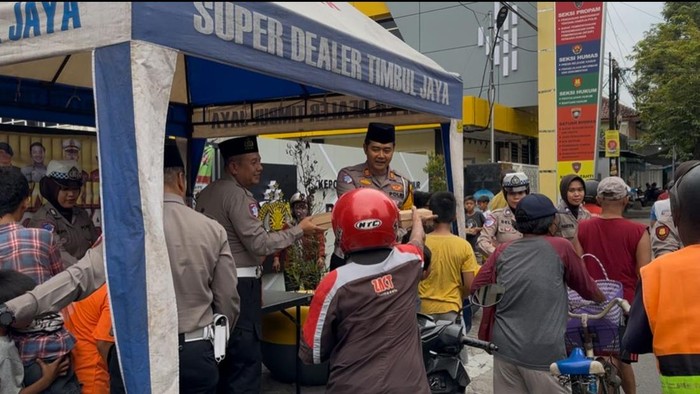 Polres Kediri Bagikan Ratusan Takjil Gratis ke Masyarakat