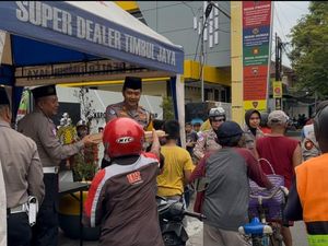 Ratusan Paket Takjil Gratis Dibagikan ke Warga Kediri