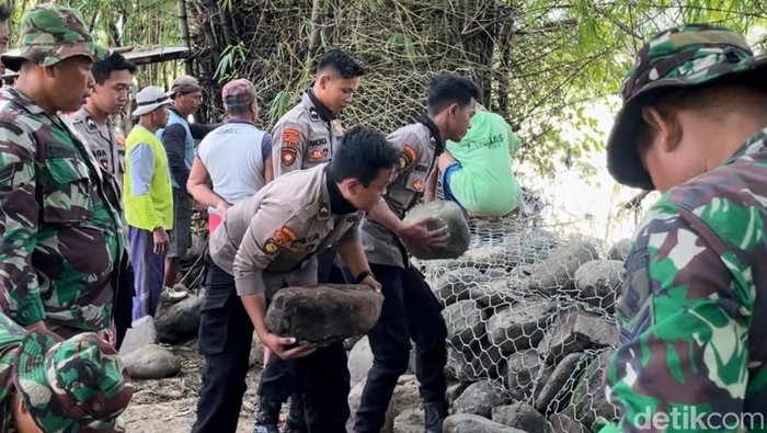 Polres-Kodim Bojoegoro Kerahkan Personel Bantu Korban Banjir Bandang Gondang