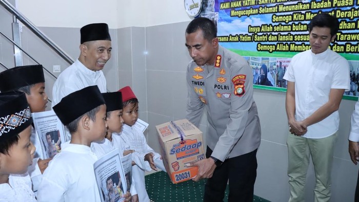 Polres Metro Jakarta Barat menggelar bakti sosial di panti asuhan Al-Hadist, Kedoya.