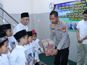 Bakti Sosial Ramadan, Polres Jakbar Salurkan Bantuan untuk Anak Yatim