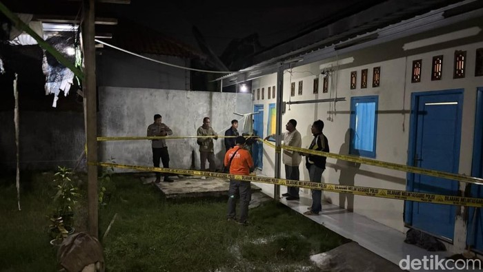 Polres Tegal memasang garis polisi di rumah kos yang menjadi lokasi penganiayaan wanita. Foto diunggah Sabtu (8/3/2025).