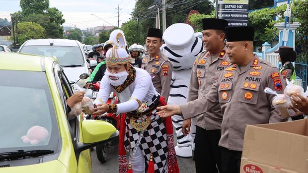 Polres Wonogiri menggelar pembagian takjil gratis bagi sejumah pengendara yang melintas di depan mako Satlantas Polres Wonogiri, Jumat (7/3/2025). Pembagian takjil gratis ini dipimpin langsung oleh Kapolres Wonogiri AKBP Jarot Sungkowo, S.H., S.I.K.